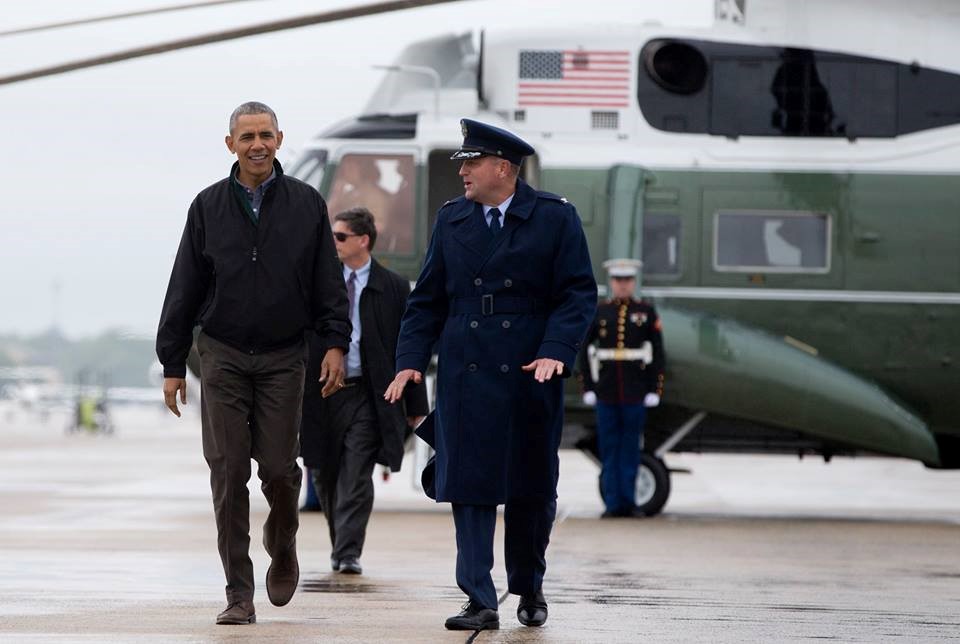 Ông Obama di chuyển từ trực thăng để ra chuyên cơ Air Force One. Ảnh: AP