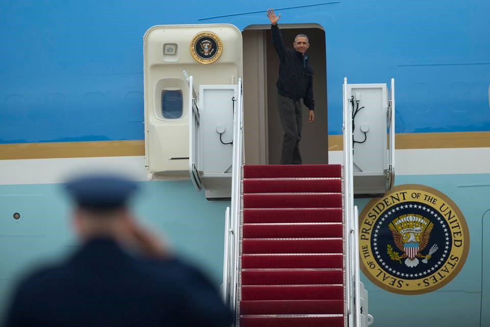 Tổng thống Obama lên chuyên cơ Air Force One, rời Mỹ vào chiều ngày 21/5 (giờ địa phương) để bắt đầu chuyến công du Việt Nam. Ảnh: AP
