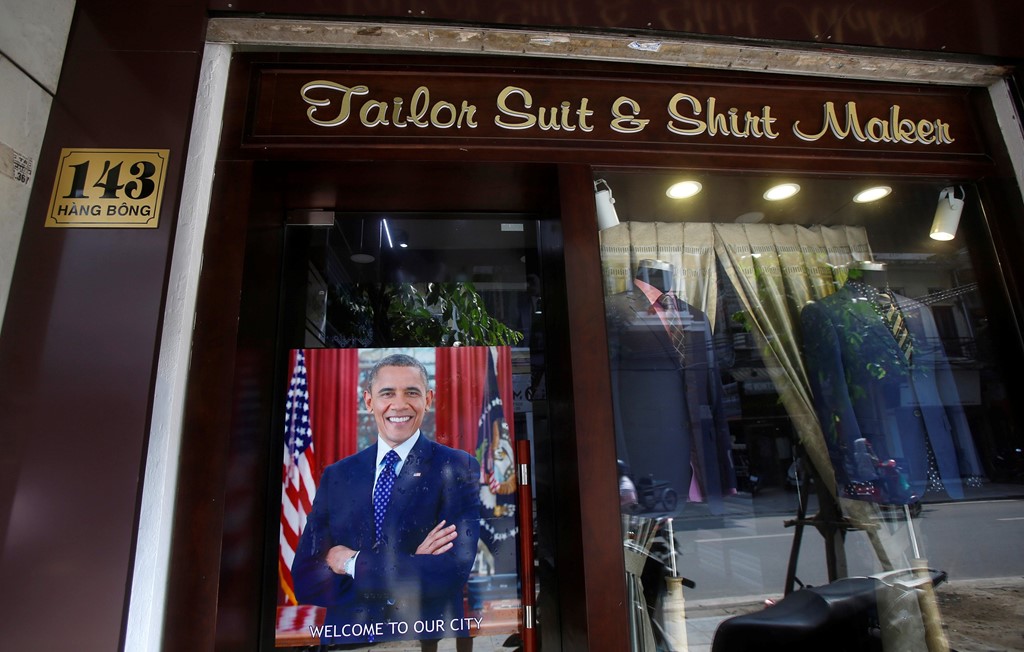 Chân dung Tổng thống Obama được treo ở một cửa tiệm may tại Hà Nội. Ảnh: Reuters