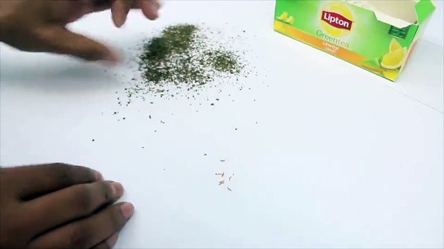Một cảnh trong đoạn clip tố trà Lipton có chứa ‘bọ’ đang lưu truyền trên Facebook