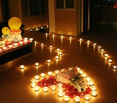 Trang trí phòng ngày Valentine lung linh với nến và hoa - MVietQ