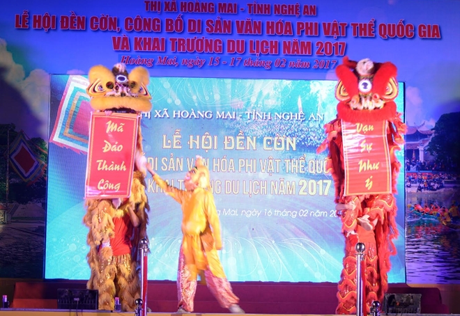 Từ thời Trần, đền đã được gia phong “Quốc gia – Nam Hải Đại Càn Thánh Nương”. Ghi chép trong quốc sử, các thần tích và lưu truyền trong dân gian, ngôi đền được gắn với công âm phù hai bậc minh quân của hai triều đại Trần, Lê là vua Trần Anh Tông năm 1312 và vua Lê Anh Tông năm 1470 đánh thắng quân xâm lược, giữ yên bờ cõi. Đền Cờn còn nổi tiếng bởi vị trí địa lý, cảnh quan, các giá trị khoa học, văn hóa, sự hài hòa về nghệ thuật kiến trúc… Từ thời Trần, đền đã được gia phong “Quốc gia – Nam Hải Đại Càn Thánh Nương”. Ghi chép trong quốc sử, các thần tích và lưu truyền trong dân gian, ngôi đền được gắn với công âm phù hai bậc minh quân của hai triều đại Trần, Lê là vua Trần Anh Tông năm 1312 và vua Lê Anh Tông năm 1470 đánh thắng quân xâm lược, giữ yên bờ cõi. Đền Cờn còn nổi tiếng bởi vị trí địa lý, cảnh quan, các giá trị khoa học, văn hóa, sự hài hòa về nghệ thuật kiến trúc…