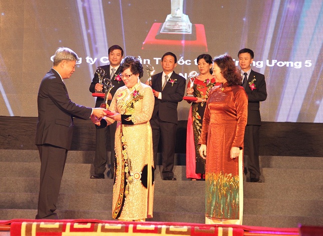 Thứ trưởng Bộ KH&CN Trần Việt Thanh và Bà Phạm Thu Hằng - Tổng thư ký VCCI trao giải thưởng cho các doanh nghiệp