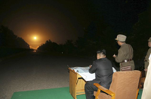 Chủ tịch Triều Tiên Kim Jong Un quan sát một vụ phóng tên lửa
