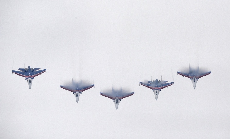 Những chiếc chiến đấu cơ Su-27 của đội Russkiye Vityazi bay cách nhau 3 m khi trình diễn. Ảnh ITAR-TASS/Sergei Bobylev