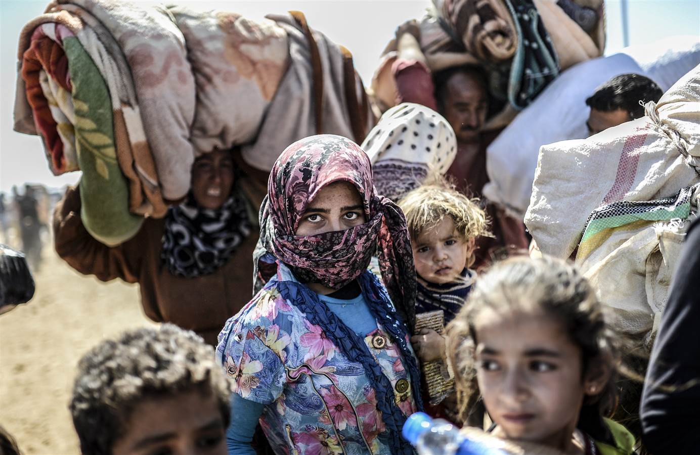 Hàng chục ngàn người Syria chạy trốn ISIS qua biên giới Thổ Nhĩ Kỳ đổ xô vào các trại tị nạn. 