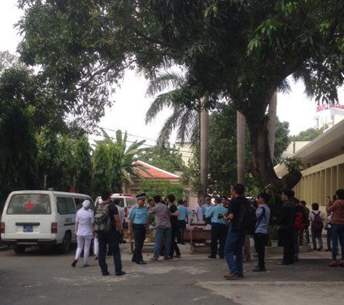 Xe cứu thương chở thi thể các sĩ quan về đến Nhà tang lễ Bộ Quốc phòng