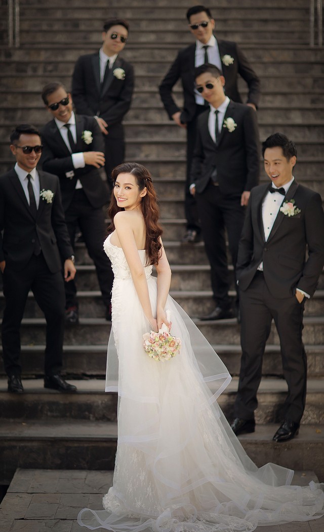Toàn bộ váy cưới của Trúc Diễm đã được các NTK thân thiết như: Chung Thanh Phong, Adiran Anh Tuấn, Magoon, Minh Châu... thiết kế và gửi tặng đến cô.