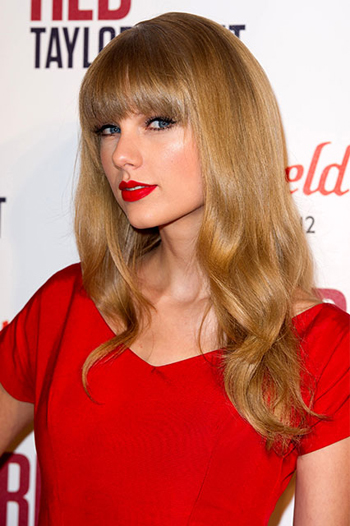 Cách kết hợp son đỏ thường thấy nhất ở Taylor Swift là tán cùng viền mắt mèo hoàn hảo.