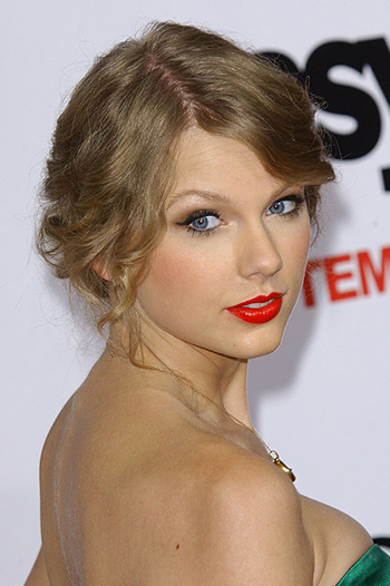 Taylor thường thay đổi các tông màu khác nhau. Khi đỏ đậm, trầm, lúc đỏ cam tươi trẻ.