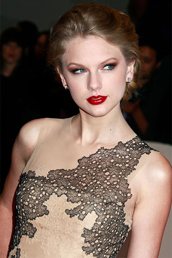 Với xu hướng son môi màu rượu vang đang thịnh hành, Taylor Swift kết hợp cùng phấn mắt vàng nâu với cách tán màu sắc nét.