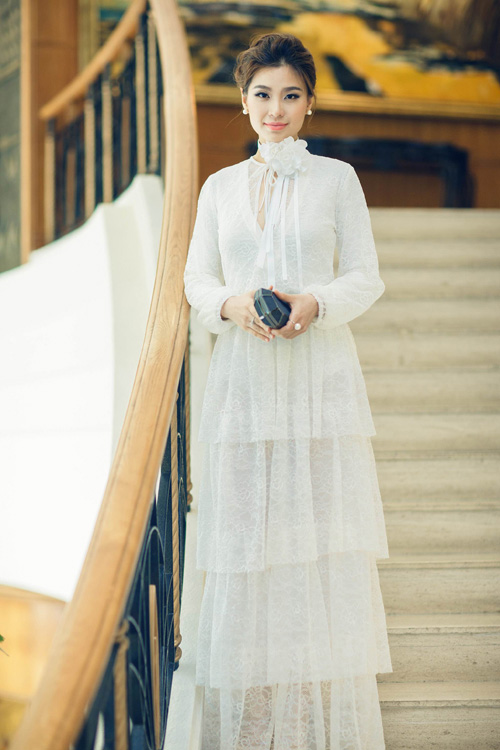 Á hậu Diễm Trang xuất hiện trong một sự kiện với mẫu đầm trắng nhún bèo phần chân váy vô cùng tiểu thư. 