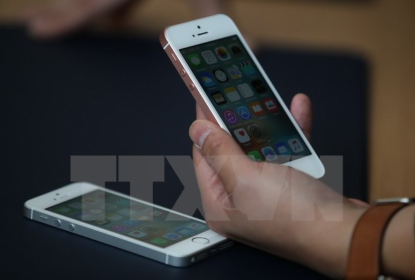 Sản phẩm điện thoại mới nhất của Apple, iPhone SE. Ảnh: AFP/TTXVN