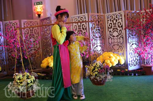 Tái hiện cảnh cô hàng hoa ngày Tết ở Việt Nam tại CH Séc. Ảnh báo tin tức