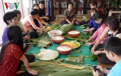 Người Việt tại Bangkok (Thái Lan) quây quần cùng nhau làm bánh chưng truyền thống. Ảnh VOV