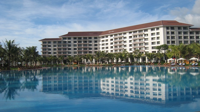 Khách sạn Vinpearl Phú Quốc có công suất phòng đẳng cấp 5 sao lớn nhất đảo. Với vẻ đẹp lộng lẫy ôm trọn bể bơi 5000m2, Vinpearl Resort Phú Quốc nổi bật giữa không gian xanh thẳm giao hòa màu trời và biển. 