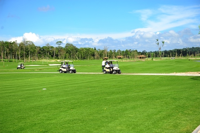 Các quý ông sẽ đặc biệt mê sân golf Vinpearl 27 lỗ đẳng cấp quốc tế - sân golf đầu tiên trên đảo Ngọc. Được thiết kế bởi IMG – đơn vị thiết kế sân golf hàng đầu thế giới, Vinpearl Golf  thác thức và hấp dẫn vượt trội bởi có cả hướng nhìn ra biển lẫn hướng nhìn vào rừng nguyên sinh xanh thẳm.
