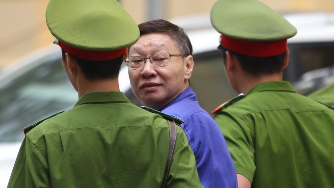 Bị cáo Trịnh Kim Quang (60 tuổi, nguyên phó chủ tịch hội đồng quản trị Ngân hàng ACB) sau khi nhận bản án 4 năm tù -