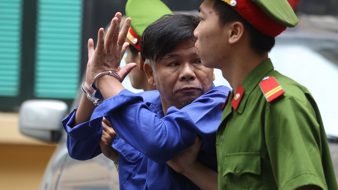 Bị cáo Phạm Trung Cang (nguyên phó chủ tịch HĐQT ngân hàng ACB, bị kết án 3 năm tù) chào gia đình sau khi phiên tòa xét xử kết thúc