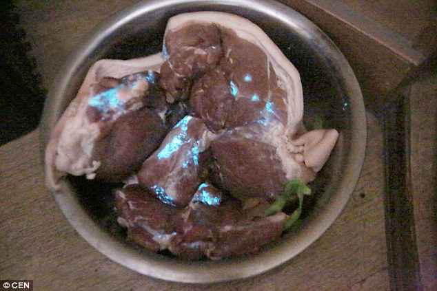 Các vụ việc phát hiện dị vật trong thức ăn, thịt lợn phát sáng,… khiến dư luận Trung Quốc hoang mang