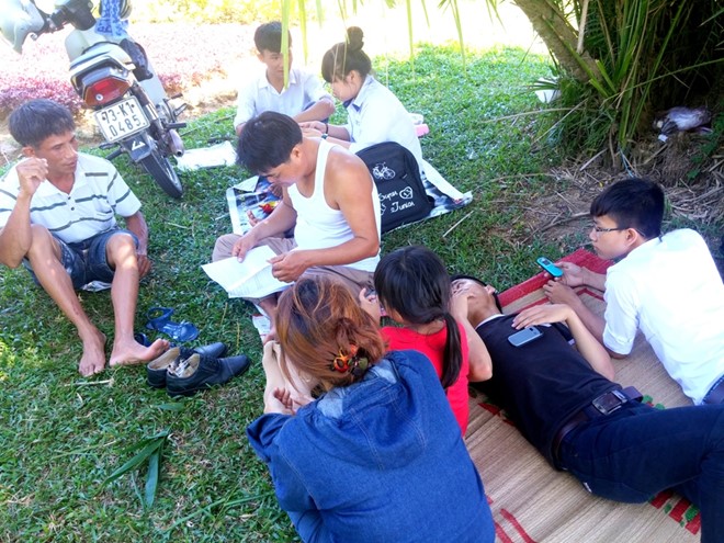 Tại Huế, Sau khi hoàn thành bài thi buổi sáng, thí sinh và người thân đổ về các công viên dọc bờ sông Hương trốn nóng.