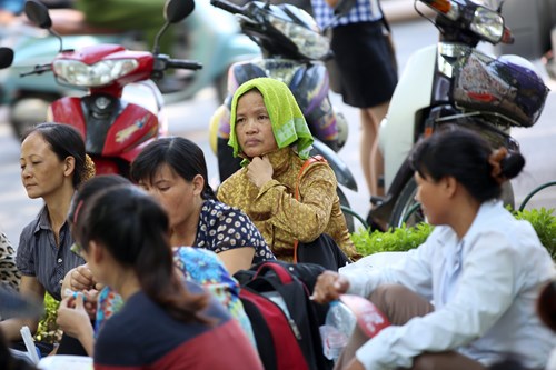 Những người mẹ từ các vùng ngoại thành Hà Nội chờ con làm bài thi trong âu lo