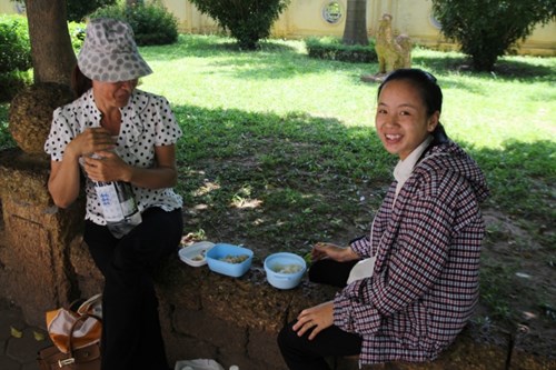 Mẹ, con và bữa cơm đạm bạc sau buổi thi trong khuôn viên Đại học Sư phạm Hà Nội