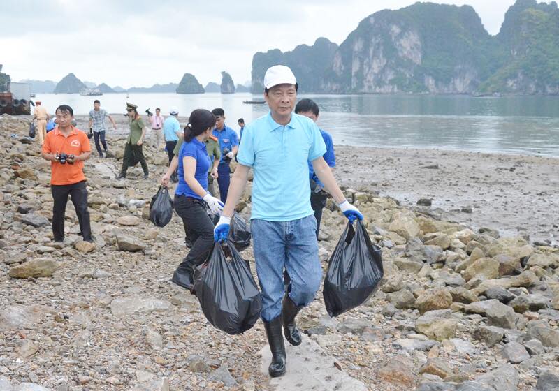 Bí thư Tỉnh ủy Quảng Ninh Nguyễn Văn Đọc trực tiếp tham gia dọn rác cùng đông đảo nhân dân TP Hạ Long. Ảnh báo Quảng Ninh