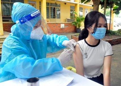 Học sinh tại nhiều tỉnh thành được tiêm vaccine phòng COVID-19