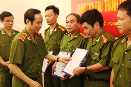 Thứ trưởng Phạm Quý Ngọ tặng bằng khen cho các đơn vị phá án