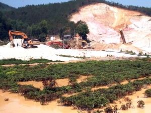 Khoảng 50ha chè, cà phê bị nhấn chìm dưới dòng bùn đỏ do khai thác khoáng sản ở Bảo Lộc. (Nguồn: báo Tuổi Trẻ)