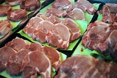 Thịt lợn bày bán ngoài thị trường