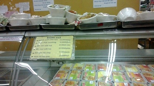 Gian hàng bán các loại bún, bánh ướt, đồ chế biến sẵn của siêu thị Co.op mart vắng khách mua trưa 23/7. Gian hàng bán các loại bún, bánh ướt, đồ chế biến sẵn của siêu thị Co.op mart vắng khách mua trưa 23/7.