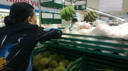 Bà Nhàn, khách mua hàng ở quận 1, sau một hồi chọn lựa các loại bún tươi đã quyết định đổi sang món ăn khác. Bà Nhàn, khách mua hàng ở quận 1, sau một hồi chọn lựa các loại bún tươi đã quyết định đổi sang món ăn khác.