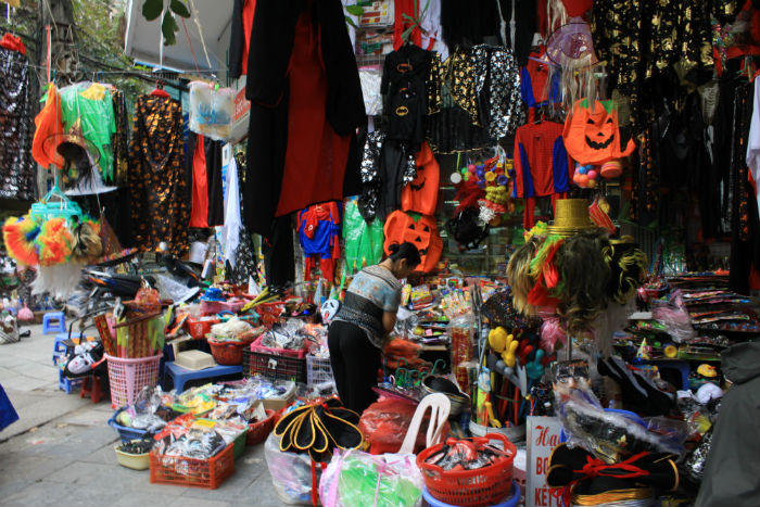 Halloween là một lễ hội truyền thống bắt nguồn từ các nước phương Tây, được tổ chức vào đêm ngày 31/10 hàng năm. Trong ngày này, những đứa trẻ sẽ hóa trang vào các bộ trang phục quái lạ, chơi các trò chơi, đục khoét bí ngô và vào các ngôi nhà xin kẹo.