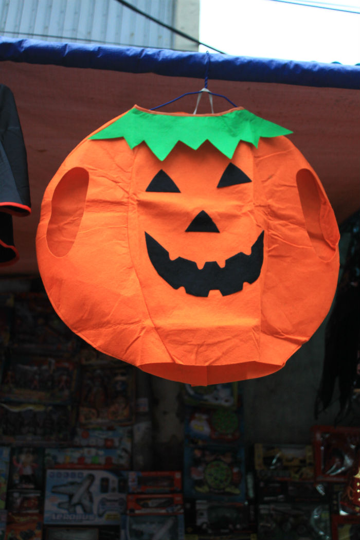 Không chỉ các bạn sinh viên, trẻ em mà các người nước ngoài cũng đến các cửa hàng Halloween để chọn lựa phục trang yêu thích. 