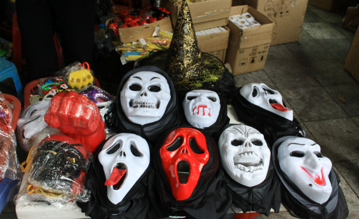 Mặt nạ hình đầu nâu kinh dị cũng được bày bán khá nhiểu tại các cửa hàng Halloween năm nay. 