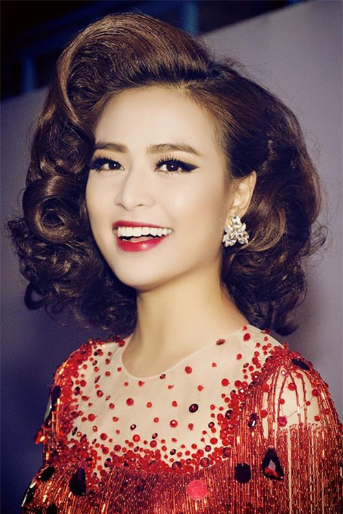 Ca sỹ sinh năm 1998 - Hoàng Thùy Linh ngày càng trở nên hấp dẫn bởi phong cách đậm chất sexy.