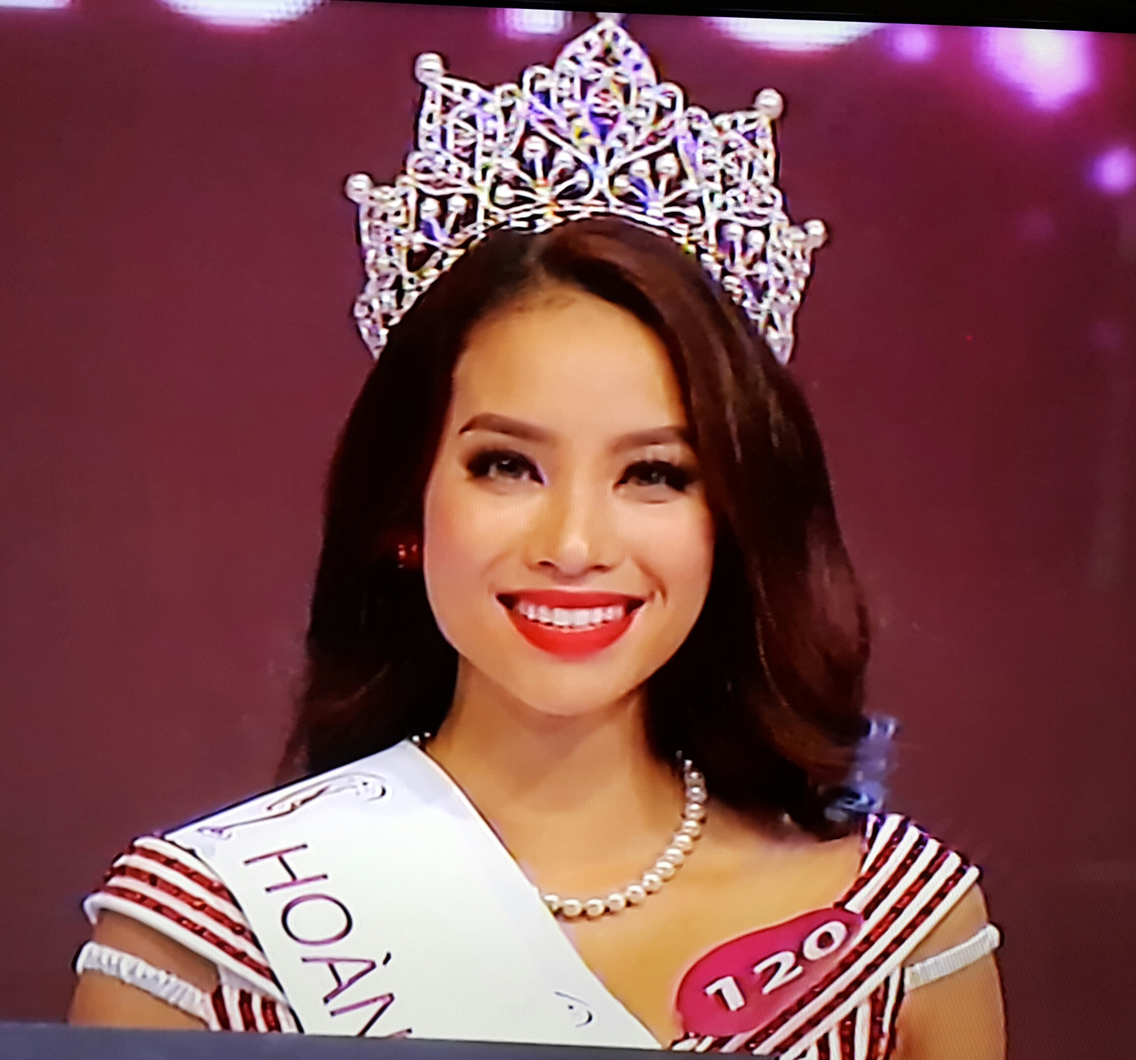 Người đẹp Hải Phòng nhận vương miện trong tiếng vỗ tay chúc mừng của hàng nghìn khán giả tại Nhà hát Crown Center, Nha Trang, Khánh Hòa.