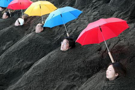 Tại thành phố Beppu thuộc tỉnh  Ōita trên đảo Kyūshū, Nhật Bản, người ta vùi cơ thể từ cổ xuống vào trong đất cát để tắm cát. Khi cơ thể vùi trong đất cát, có thể tận dụng sự gia nhiệt tự nhiên của cát để thúc đẩy bài tiết mồ hôi, đó cũng là một hình thức Spa được mọi người ưa chuộng.