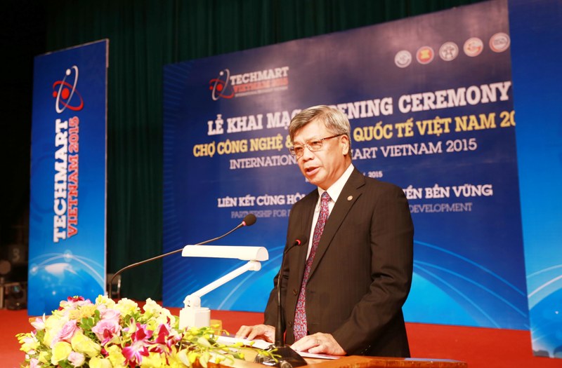 Thứ trưởng Trần Việt Thanh - Trưởng ban tổ chức Techmart 2015 báo cáo tình hình hoạt động của Techmart năm nay