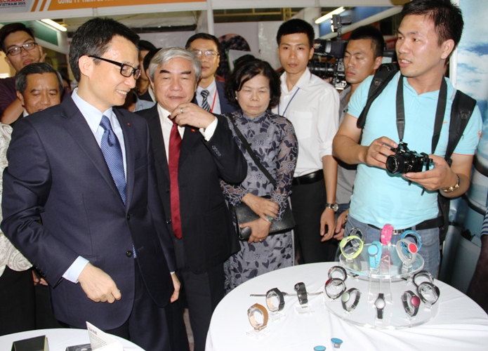 PTT bày tỏ sự phấn khởi và đánh giá rất cao những sản phẩm hàm chứa KHCN do chính người Việt Nam sáng tạo ra.