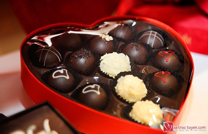 đây cũng là dịp để những cặp đôi thể hiện tình yêu ngọt ngào trong năm mới bằng món quà chocolate truyền thống.