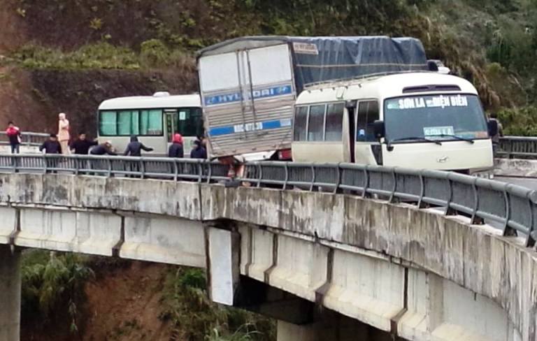 Trạm trưởng trạm CSGT Tuần Giáo bị xe tải mất lái ép chặt vào thành cầu