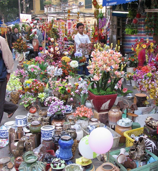 Trên nhiều tuyến phố cổ của Hà Nội, hoa giả được bán kèm với nhiều sản phẩm hỗ trợ khác như bình, lọ, chậu hoa. Chẳng khác gì cảnh bán hoa thật.