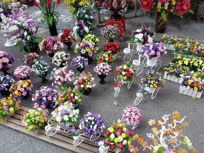 Những giỏ hoa, lọ hoa nhựa giá bình dân, từ 200 - 300 ngàn đồng, hấp dẫn người mua