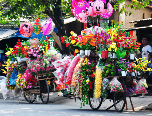 Những chiếc xe nhựa chở đầy hoa nhựa bán dạo khắp phố phường Hà Nội