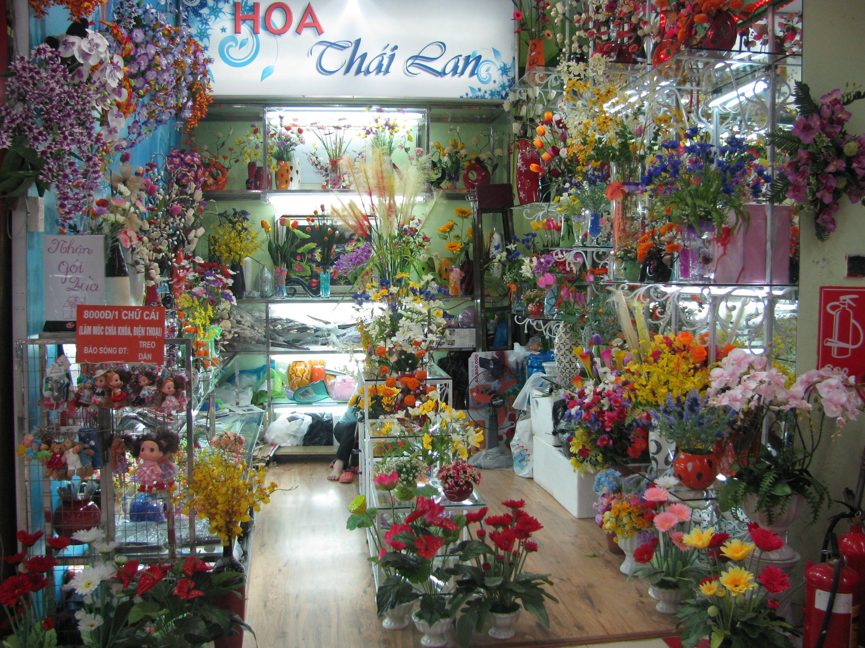 Tại nhiều shop hoa nhựa, hoa được cắm sẵn và bày đẹp mắt. Tuy nhiên, giá không hề rẻ