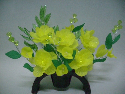 Mỗi lọ hoa như thế này, có giá từ 50.000 đ - 100.000 đồng, thường được dùng trang trí trong các tủ rượu, tủ cốc chén ở phòng khách