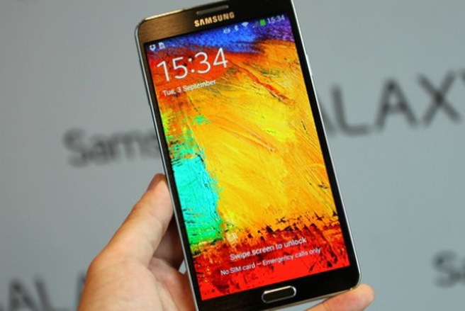 Samsung Galaxy Note 3  Mức đánh giá của Cnet: 4 sao Giá tham khảo: 15,89 triệu đồng  Tổng quan: Samsung Galaxy Note 3 sở hữu màn hình Full HD, công nghệ Super AMOLED 5,7 inch. Máy có cân nặng 168 gram, cùng độ mỏng 8,3 inch. Thời lượng pin được tăng lên 3.200 mAh. Một trong những điểm gây ấn tượng của Galaxy Note 3 là RAM lên đến 3 GB, thuộc hàng lớn nhất hiện nay, và chip bốn nhân với tốc độ 2,3 GHz.  Sản phẩm mới của Samsung được trang bị camera 13 megapixel với công nghệ chống rung Smart Stabilization và đèn CRI LED, giúp chụp ảnh tốt trong điều kiện ánh sáng yếu và các tình huống có chuyển động nhanh. Thiết bị cũng có thể quay phim với độ phân giải gấp bốn lần Full HD - Ảnh: Tech.